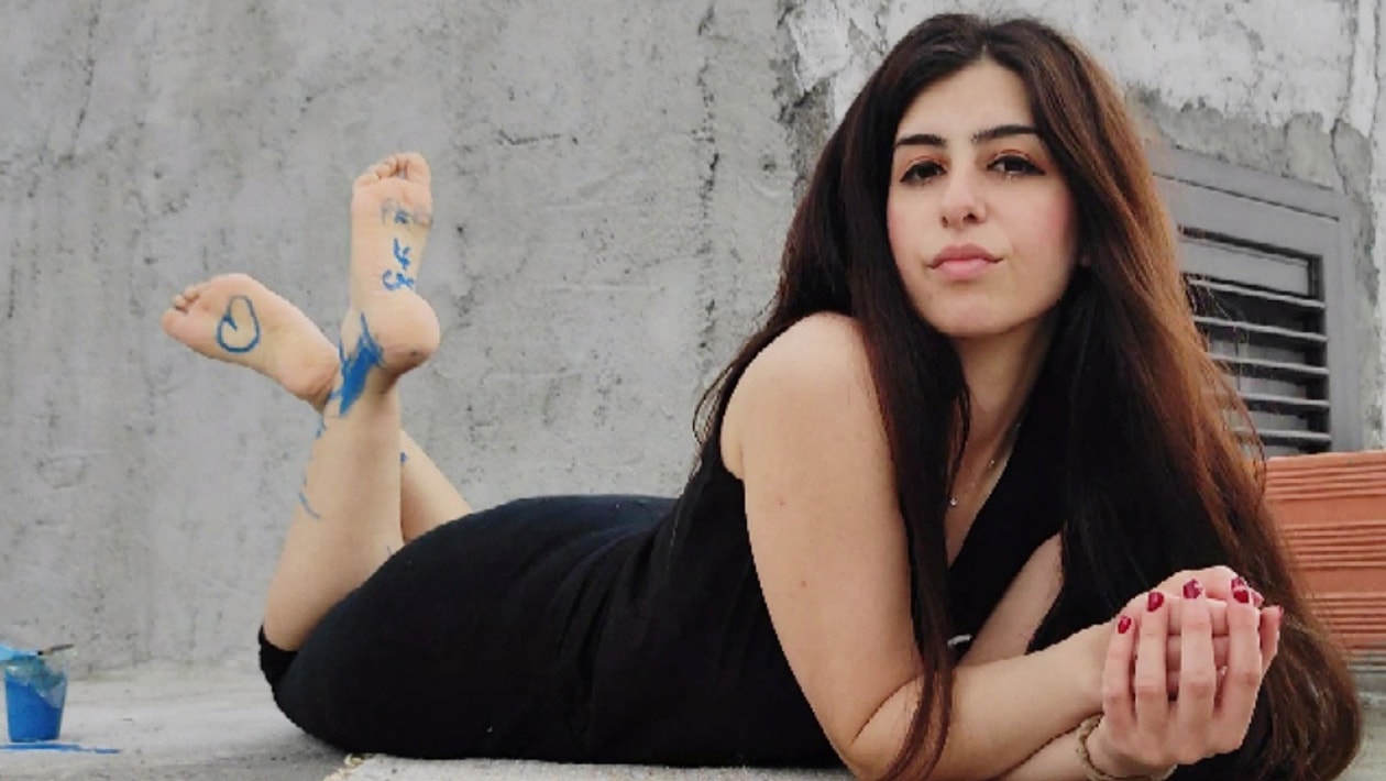 Super-hot Vale Rovski paints her toenails, soles and legs blue